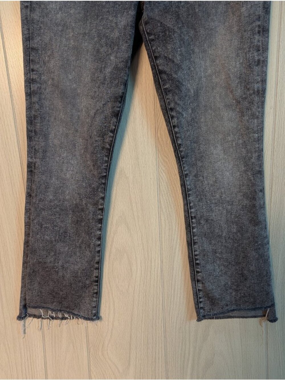 Mother Jeans The Insider Crop Step Fray in Train Stops Size 31 Black Raw Hem - Picture 4 of 13